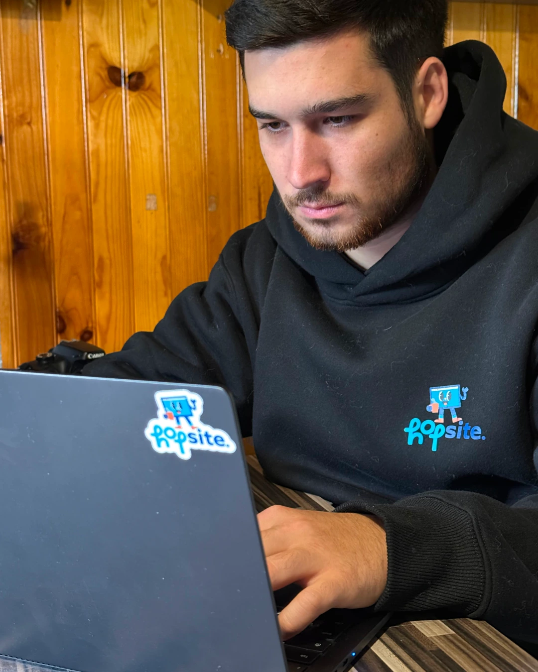Hugo Feige webdesigner dans l'agence Hopsite