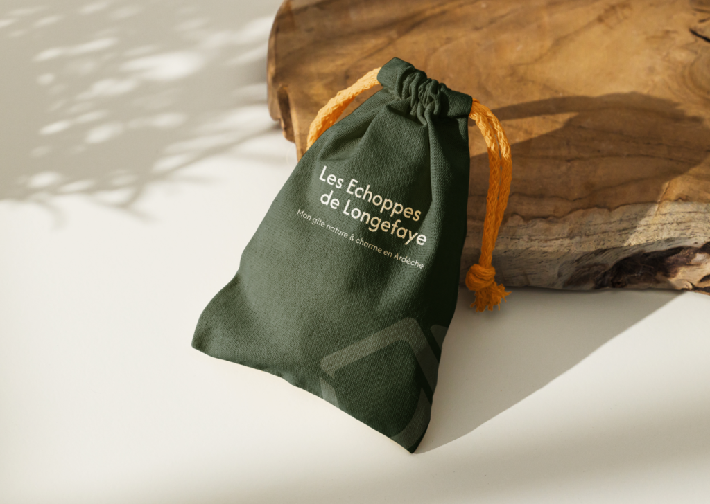 Mockup d'une trousse de toilette avec la nouvelle direction artistique