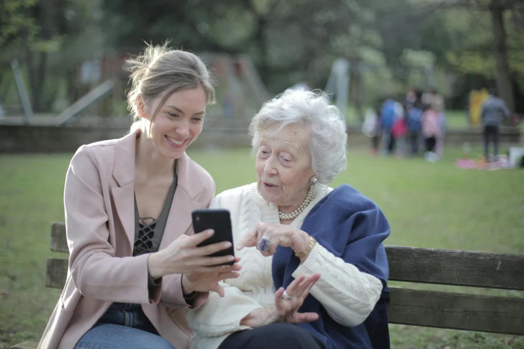 Une fille qui montre à sa grand-mère comment utiliser son téléphone article hopsite accessibilité web