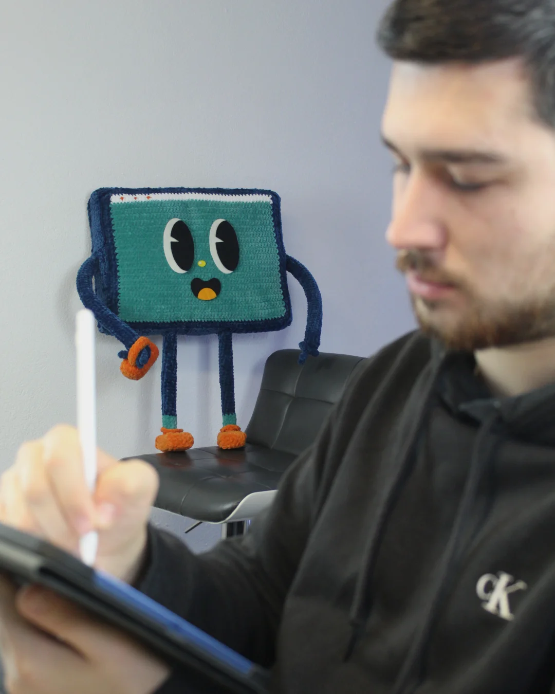 Mascotte Hopy en fond 